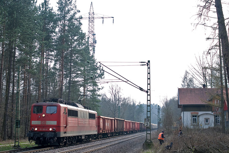 151 061 mit FZT 56166 bei km 18,2 (April 2010)