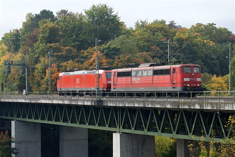 151 138 und 185 086 bei km 14,6 (Oktober 2010)