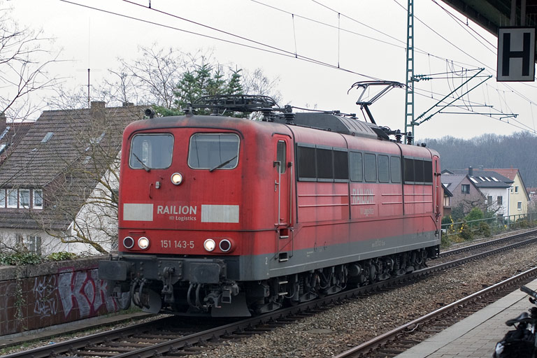 151 143 als Tfzf 68702 bei km 16,8 (April 2010)