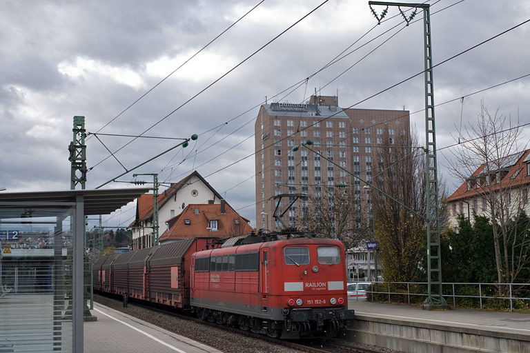 151 152 mit FZ 56165 bei km 15,6 (November 2010)