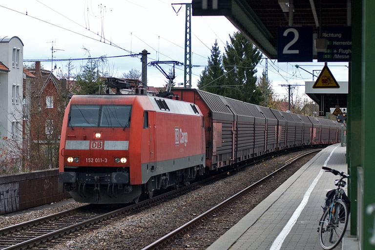 152 011 mit FZ 56165 bei km 16,8 (November 2010)