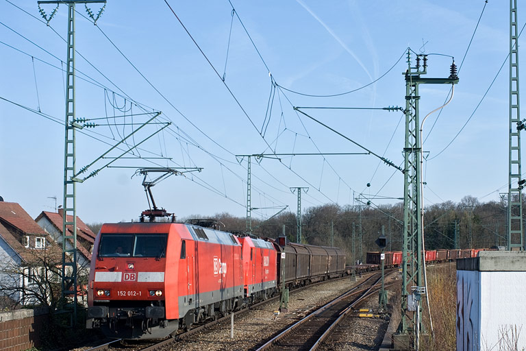 152 012 und 185 291 mit FZT 56166 bei km 16,8 (April 2010)