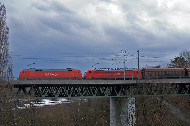 152 015 und 189 055 mit FZT 56166 bei km 14,6 (M&auml;rz 2010)