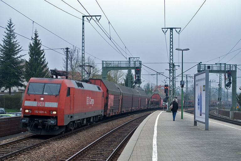 152 020 mit CSQ 60077 bei km 16,6 (April 2010)