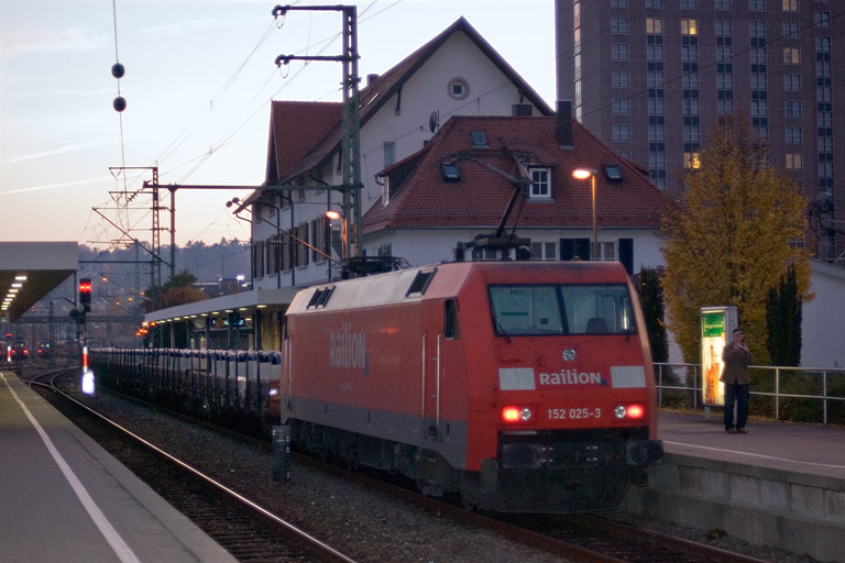 152 025 mit FE 44691 bei km 15,6 (November 2010)