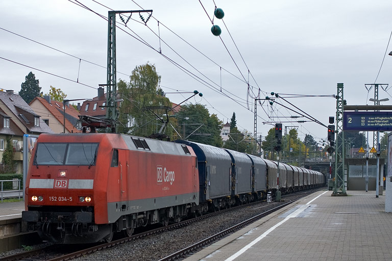 152 034 mit CS 49225 bei km 15,6 (Oktober 2010)