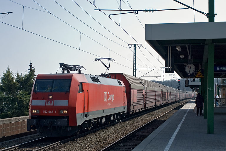 152 045 mit CSQ 60080 bei km 16,8 (M&auml;rz 2010)