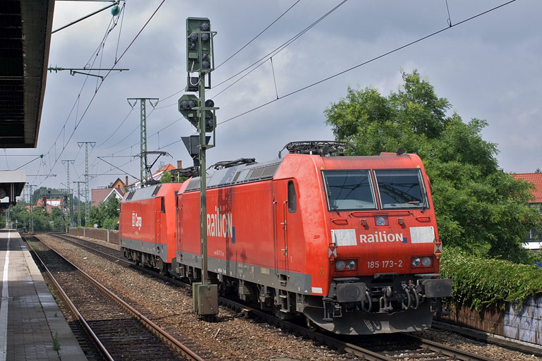 152 048 und 185 173 bei km 16,8 (Juli 2010)