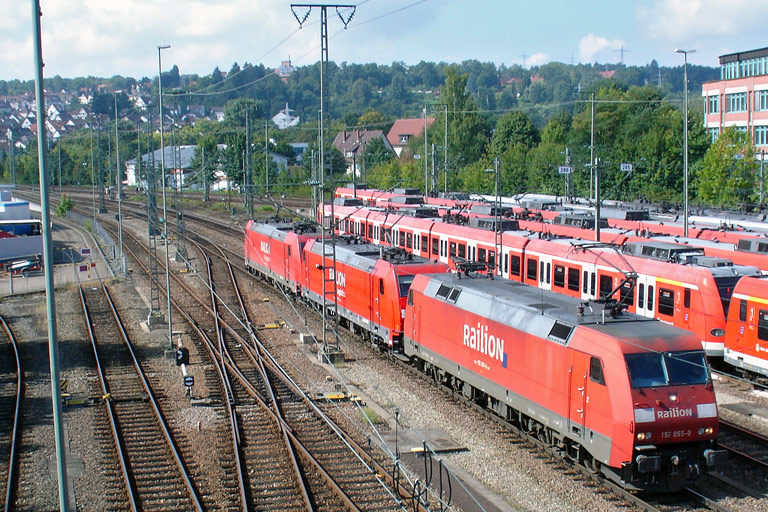152 055, Lok der Baureihe 185 und 185 282 bei km 16,0 (September 2010)