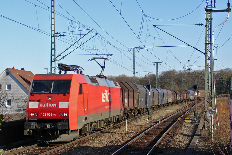 152 058 mit FZT 56166 bei km 16,8 (April 2010)