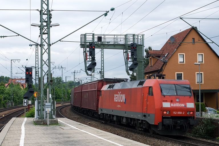 152 059 mit CSQ 60080 bei km 16,6 (Mai 2010)