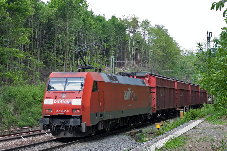 152 062 mit CSQ 60082 bei km 18,2 (Mai 2010)