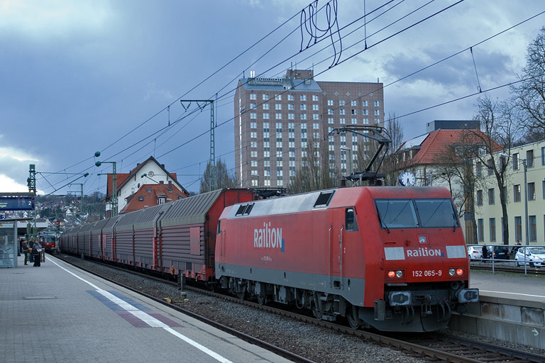 152 065 mit FZT 56173 bei km 15,6 (April 2010)