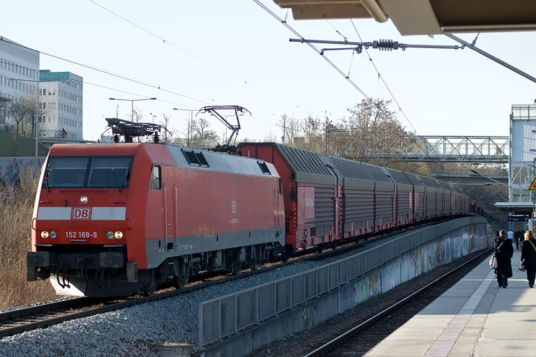 152 169 mit FZ 56167 bei km 14,2 (April 2010)