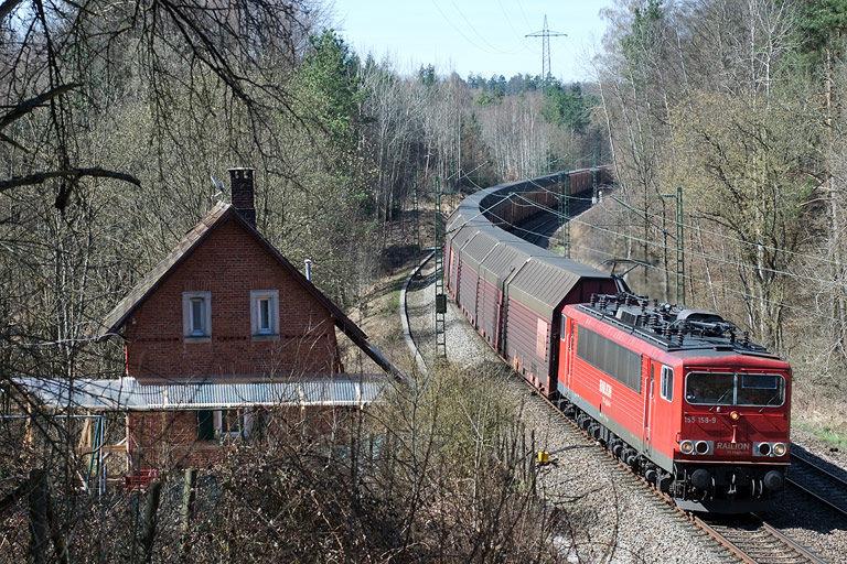 155 158 mit CSQ 60080 bei km 19,2 (April 2010)