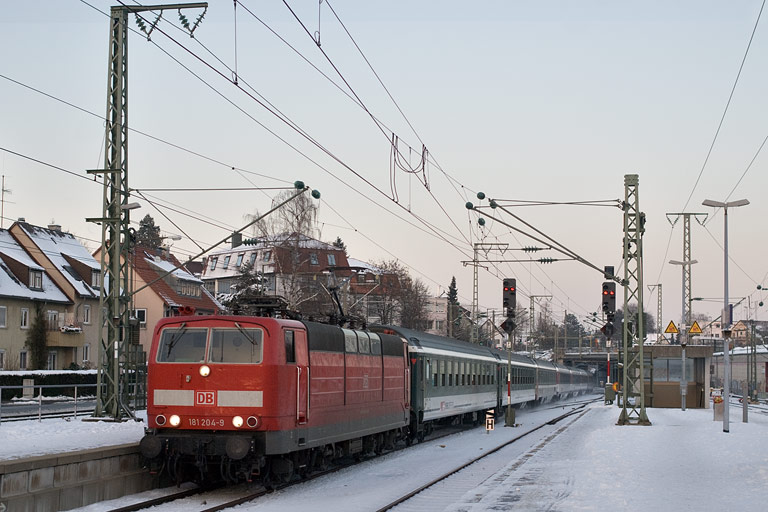 181 204 mit IC 281 bei km 15,6 (Dezember 2010)