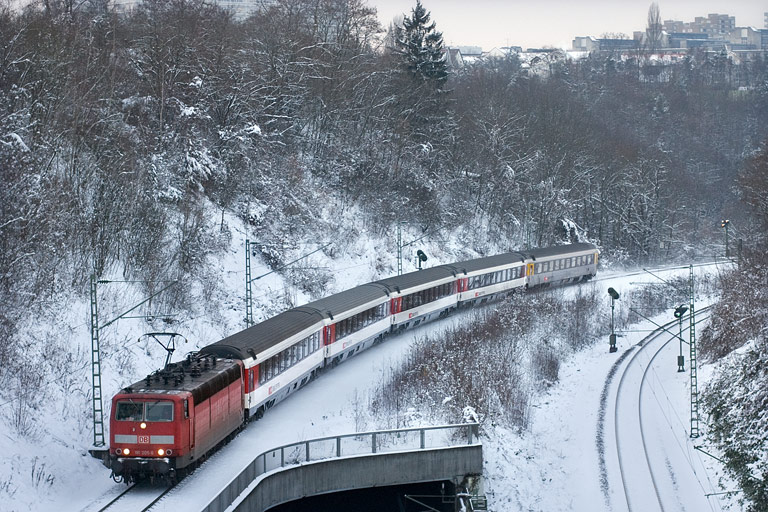 181 205 mit IC 281 bei km 13,8 (Dezember 2010)