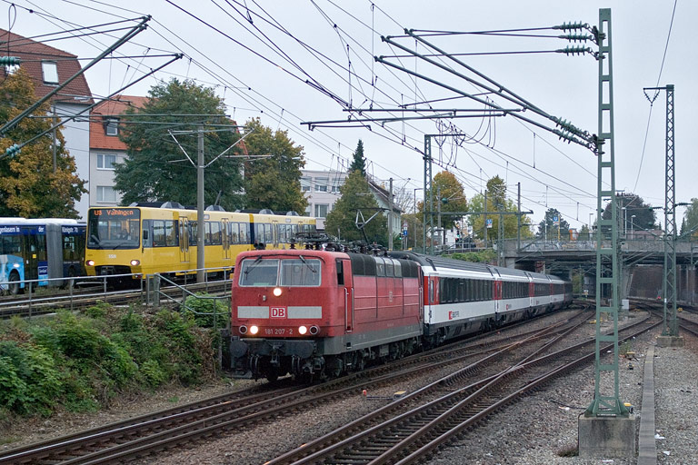 181 207 mit IC 181 bei km 15,4 (Oktober 2010)