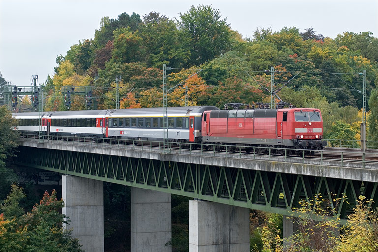 181 207 mit IC 280 bei km 14,6 (Oktober 2010)