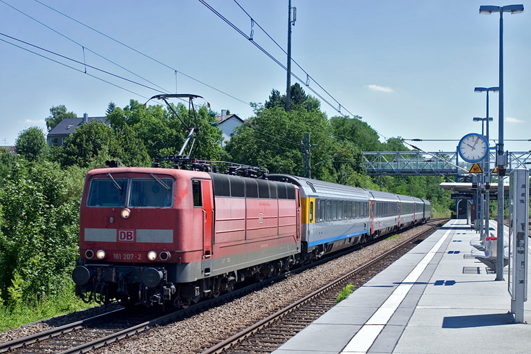 181 207 mit IC 280 bei km 14,2 (Juli 2010)