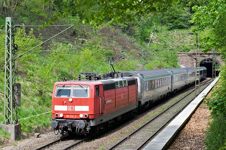181 212 mit IC 187 bei km 18,2 (Mai 2010)