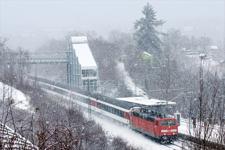 181 214 mit IC 187 bei km 14,2 (Dezember 2010)