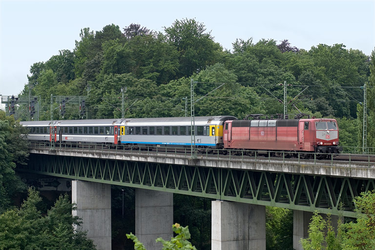 181 215 mit IC 280 bei km 14,6 (Juli 2010)