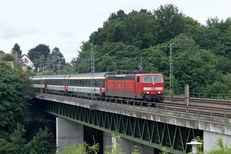 181 220 mit IC 280 bei km 14,6 (Juli 2010)