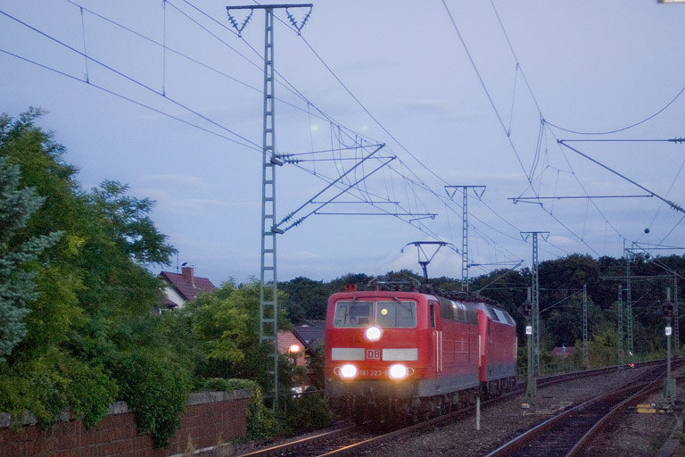 181 223 und 120 110 als Tfzf (F) 40922 bei km 16,8 (August 2010)