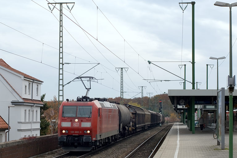 185 008 mit FE 44696 bei km 16,8 (Oktober 2010)