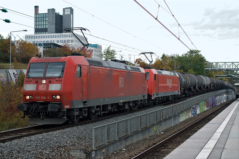 185 040 und 185 254 bei km 14,2 (Oktober 2010)