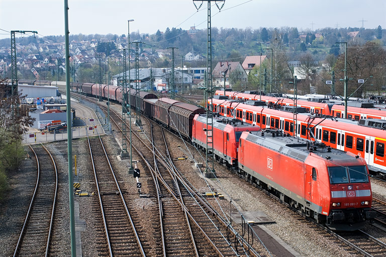 185 081 und Lok der Baureihe 185 mit FE 44696 bei km 16,0 (April 2010)
