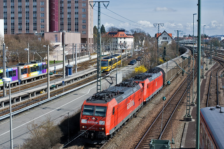 185 085 und 185 087 bei km 15,8 (April 2010)