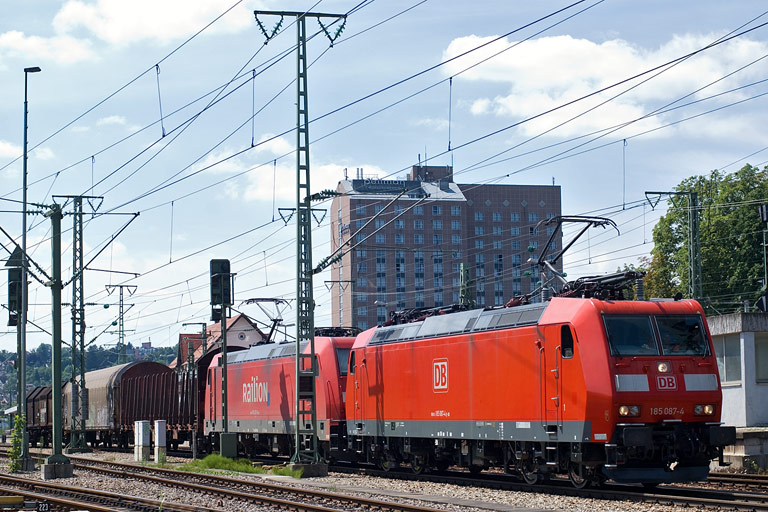 185 087 und 185 226 mit FE 44696 bei km 15,6 (August 2010)