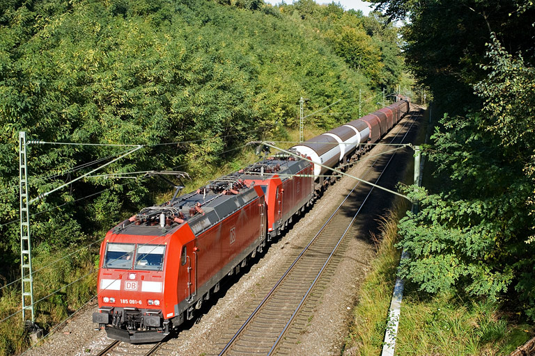 185 091 und 185 052 mit FE 44691 bei km 19,0 (Oktober 2010)