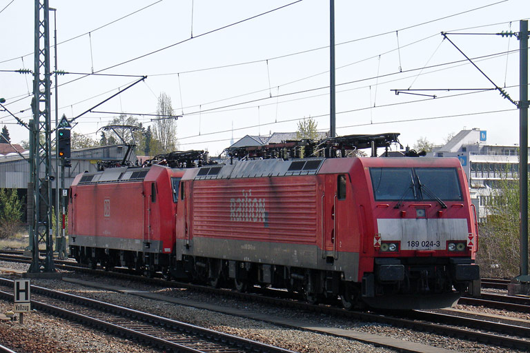 185 114 und 189 024 bei km 15,6 (April 2010)