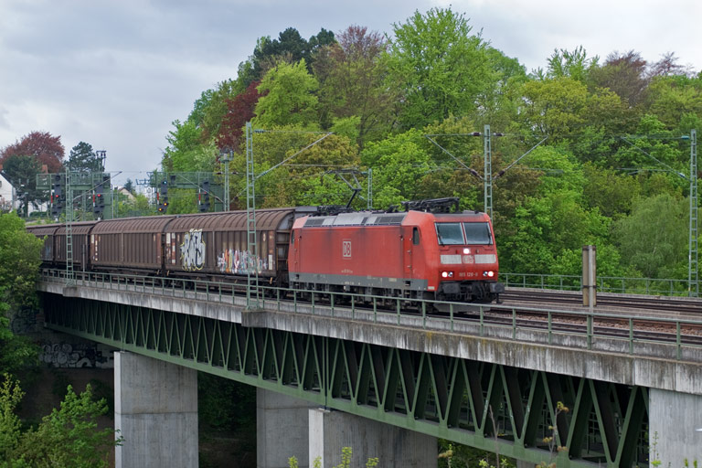 185 128 mit FZT 56166 bei km 14,6 (April 2010)