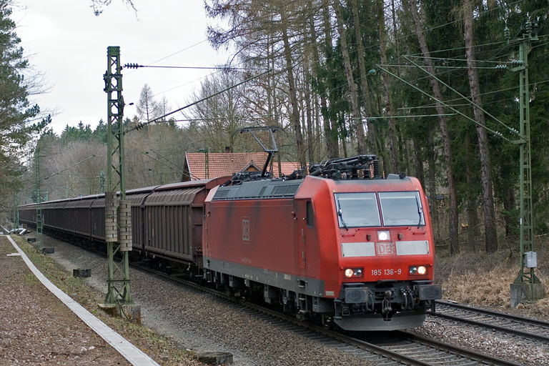 185 136 mit CFN 46338 bei km 18,0 (M&auml;rz 2010)