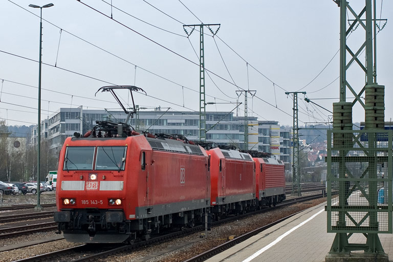 185 143, 185 010 und 189 018 bei km 15,6 (April 2010)