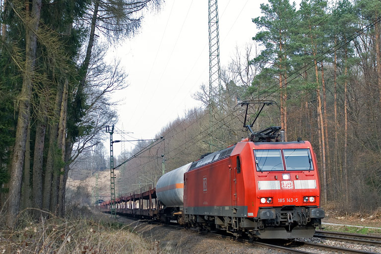 185 143 mit FZT 56173 bei km 18,2 (April 2010)