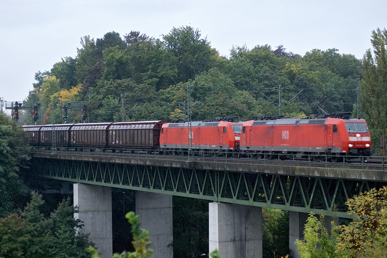 185 148 und 185 061 mit CS 49150 bei km 14,6 (September 2010)