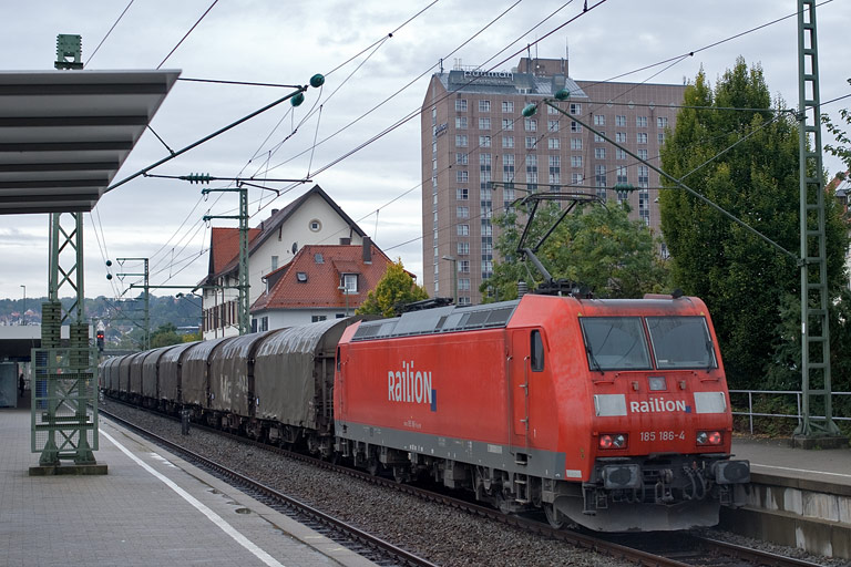 185 186 mit CS 49225 bei km 15,6 (Oktober 2010)