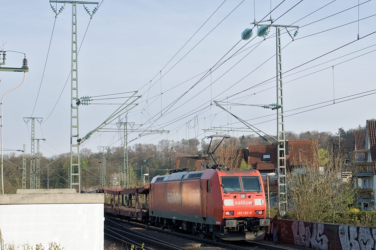 185 193 mit FZT 56173 bei km 16,8 (April 2010)