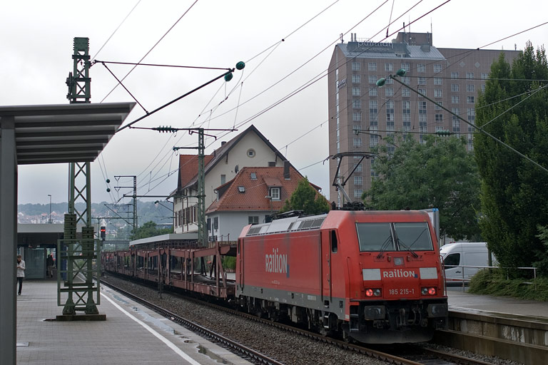 185 215 mit FZ 56165 bei km 15,6 (Juli 2010)