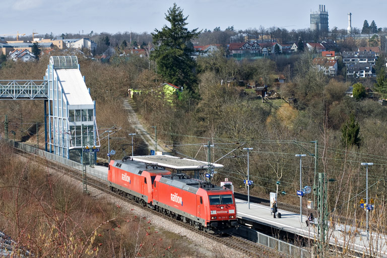 185 224 und 152 044 als Tfzf 68182 bei km 14,2 (M&auml;rz 2010)