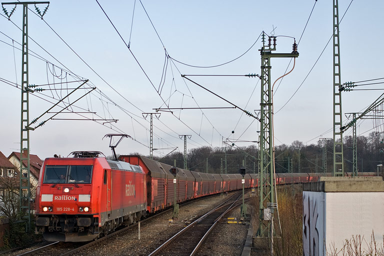 185 228 mit CSQ 60084 bei km 16,8 (April 2010)