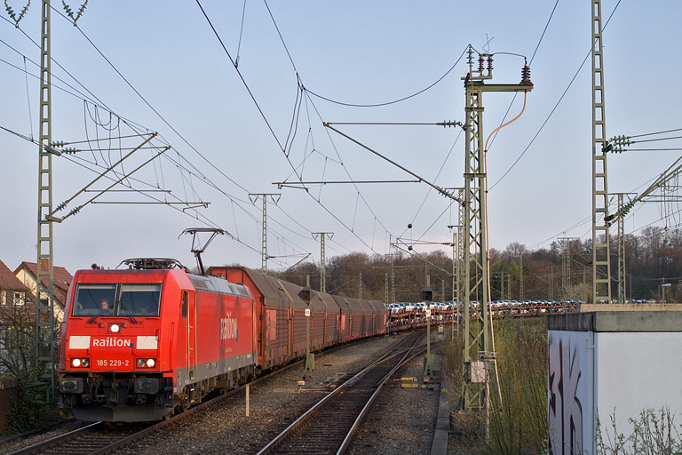 185 229 mit CSQ 60084 bei km 16,8 (April 2010)