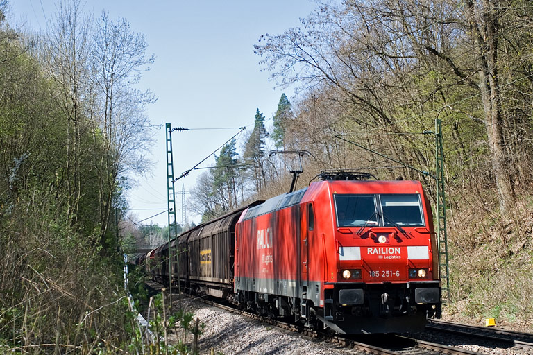 185 251 mit FE 44698 bei km 18,8 (April 2010)