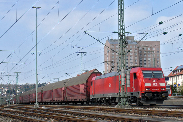 185 281 mit CSQ 60090 bei km 15,6 (April 2010)