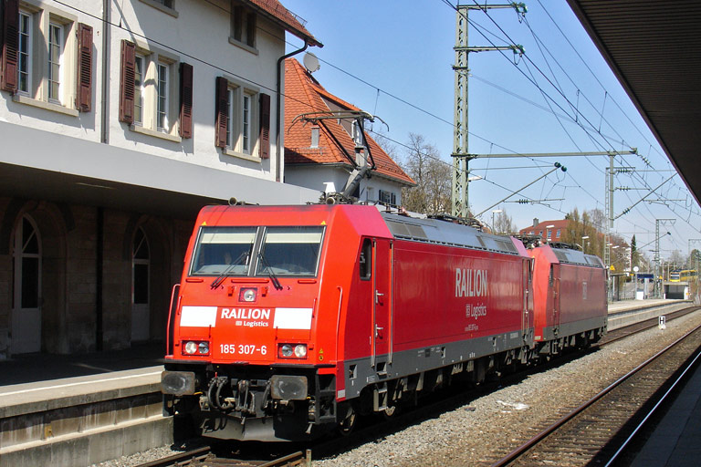 185 307 und 185 080 bei km 15,6 (April 2010)